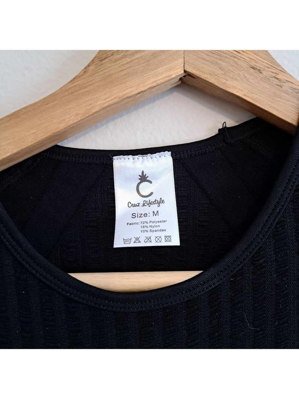 BLACK Cropped Stretchy Workout Top Size M - Picture 4 of 5